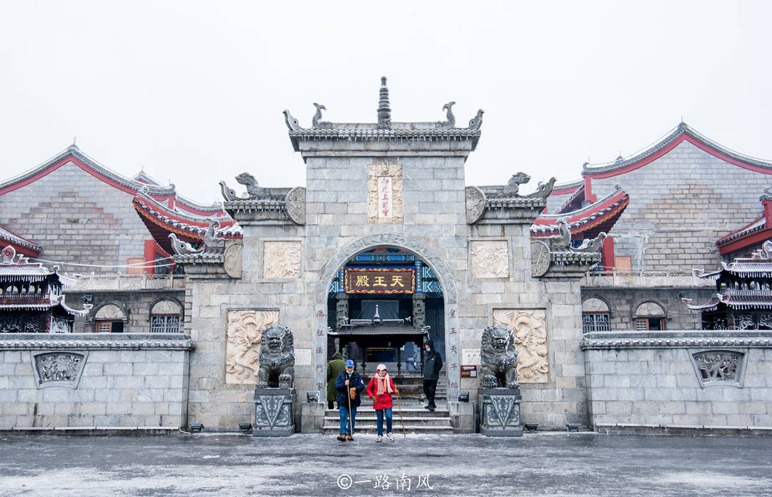 湖南衡山有座传奇古寺，石墙铁瓦，迎风傲雪，为南岳最早古刹