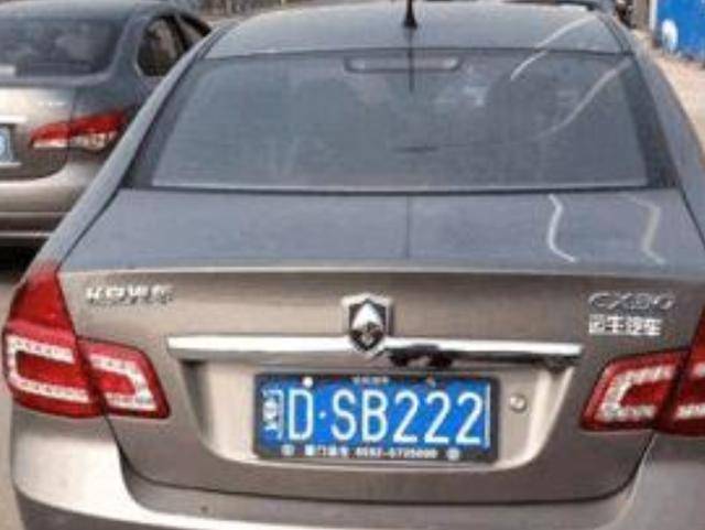 就比如这位黑龙江的女车主,看着这位女车主长相端庄秀丽,手里却拿着一