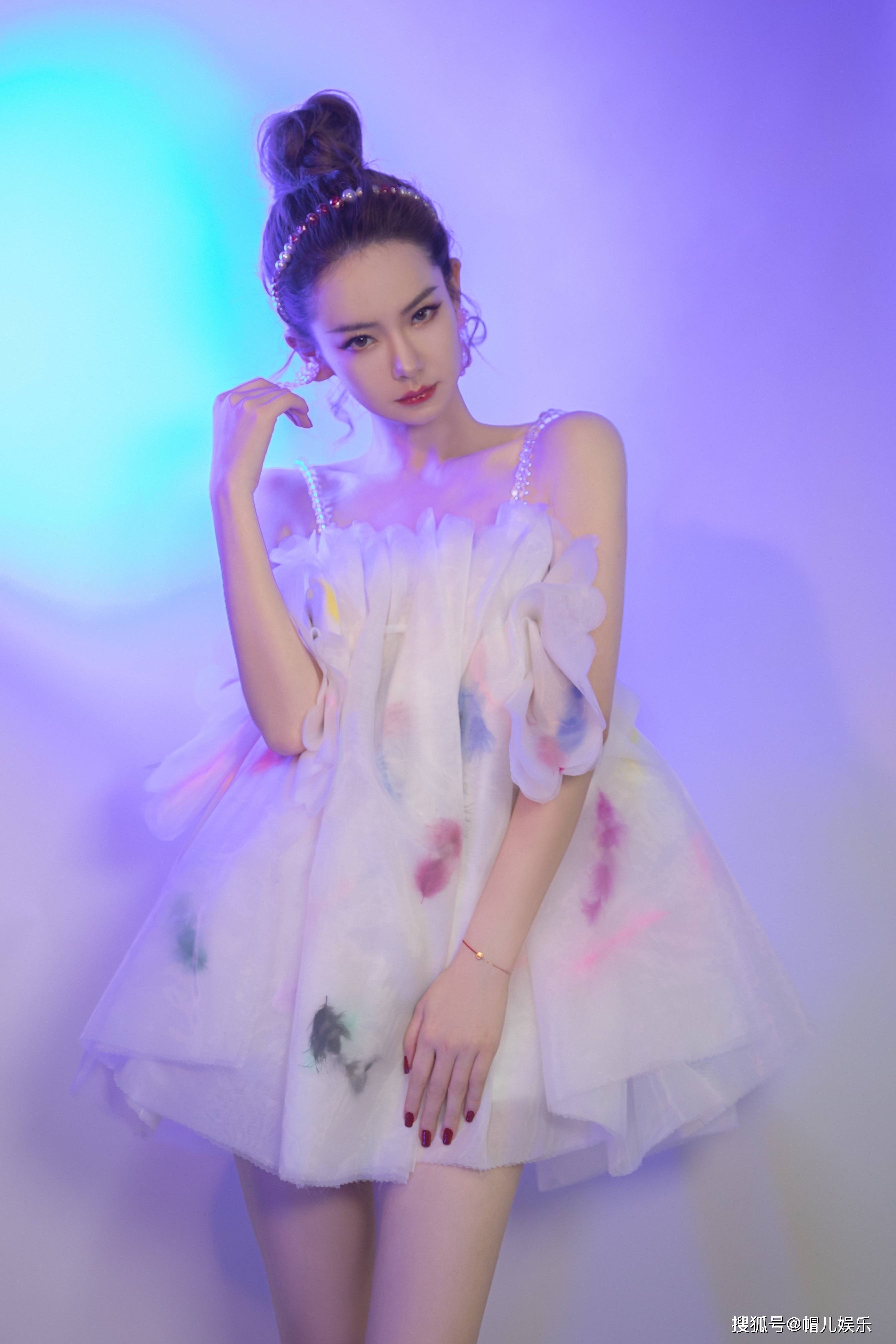 戚薇身穿雾莲仙女裙亮相明星大侦探