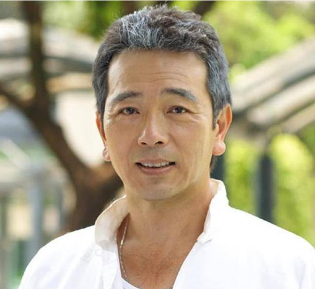 著名演员张晨光:送了4年玫瑰花才将她娶进门,为生子做