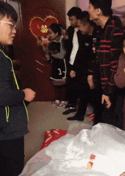 搞笑gif段子:女汉子级别的妹子