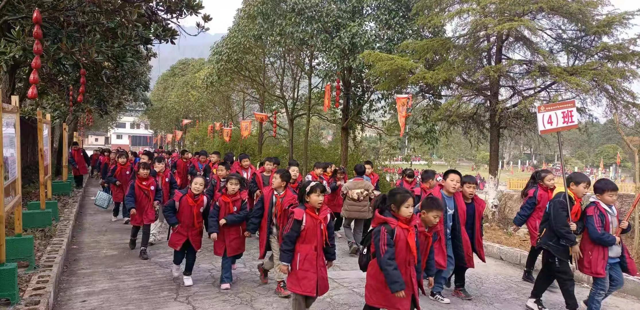 图为12月25日,岳阳学校4一6年700多名学生到四方城研学旅行.