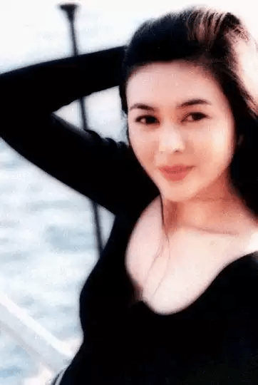 關之琳巔峰時有多驚艷？她的泳裝劇照美得讓人窒息，這才是真女神 娛樂八卦吃瓜 第2张