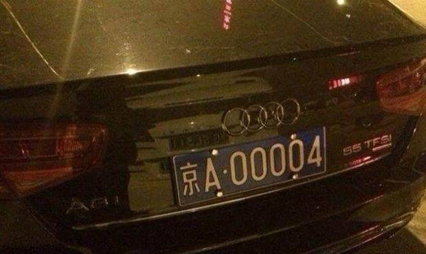 京a00002一辆路虎发现4挂着京a00002,不过旁边的宾利更加抢镜,挂着京a
