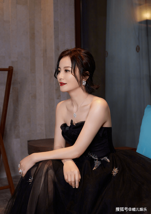大陶红穿黑纱裙太美了,微透下摆隐藏好风光,修身剪裁勾出小细腰