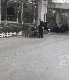 gif-搞笑段子:你特么敢扒老娘衣服!老娘给你没完!