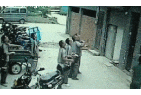 gif-搞笑段子:我想给她发个短信,发现她从我手机里把她的号码删除了