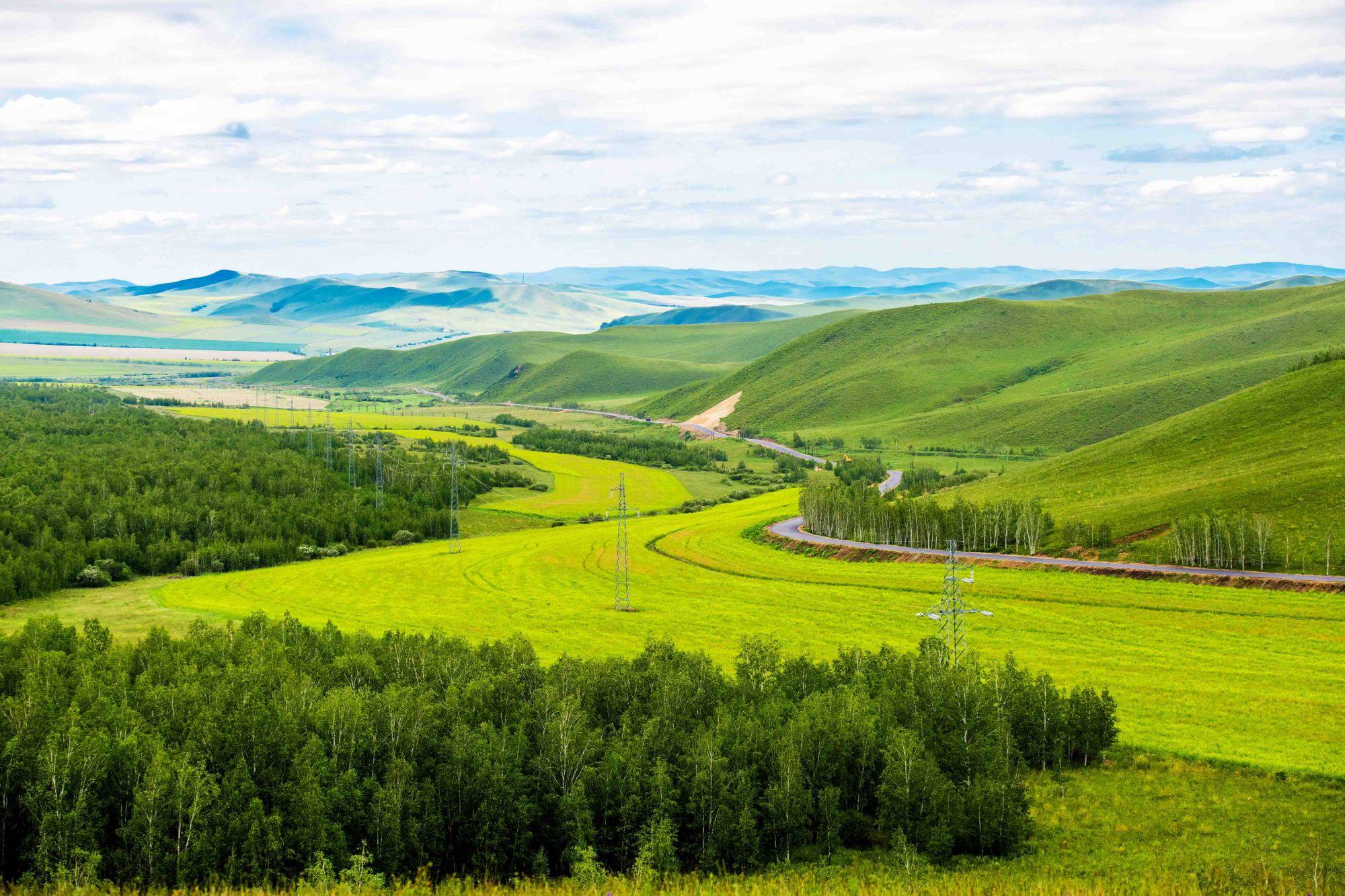 内蒙古最美的天路，在这条路上能看到三国的风景，超适合自驾！