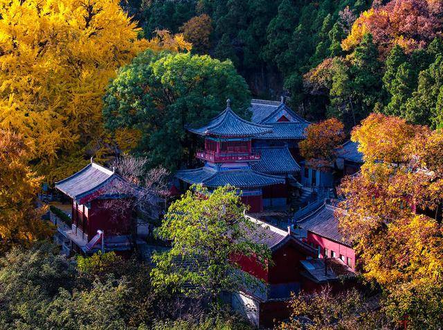 灵泉寺古朴而又清幽，景色独特，充满着神圣的气息