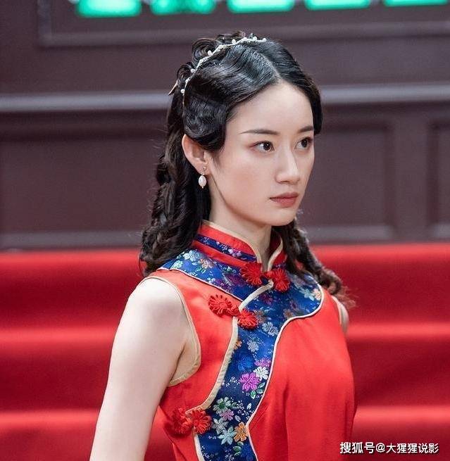 原创郭晓婷:穿大红旗袍惊艳亮相,发型也统一,曲线优美似"小贵妇"