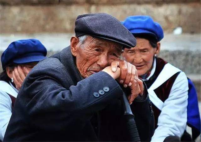 同时,聪明的父母也会把孩子教养成知恩图报的人,因为心怀感恩才能够让