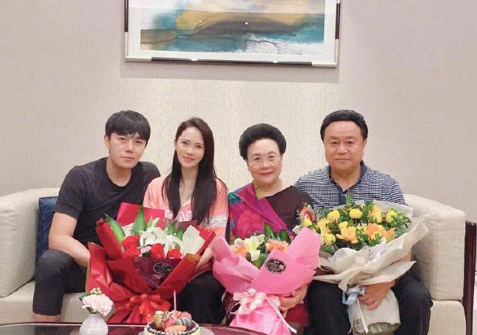 伊能静晒与18岁儿子合照,正面照曝光长得还挺帅