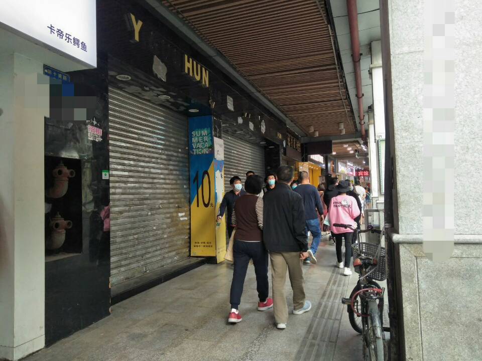 广州热闹无比的步行街，如今旺铺档口关门转租，街上一片冷冷清清