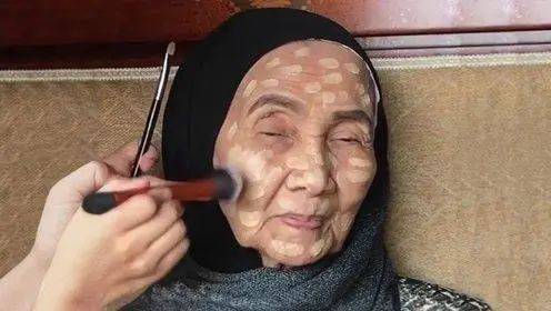 公交车奶奶意外走红侧脸神似章子怡气质同样惊艳