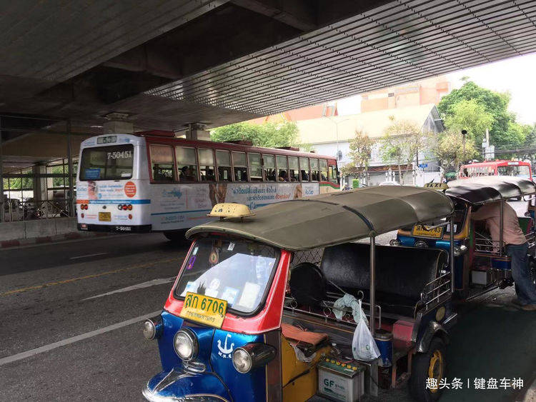 泰国街头的公交车，你肯定想不到，竟然和国内的公交差别这么大