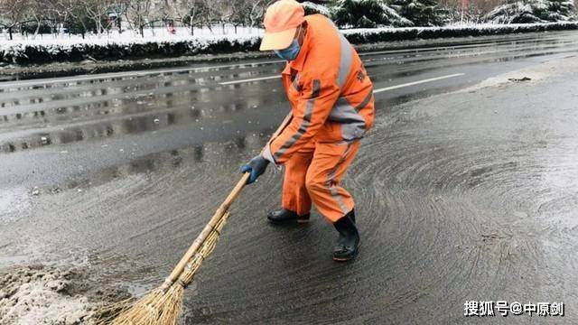 难受山东临沂一环卫工雪天倒在路边人被冻僵尸体被家人接走