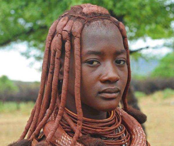 非洲的“红泥”部落，女性保持原始生态，男人一般外出放牧打猎