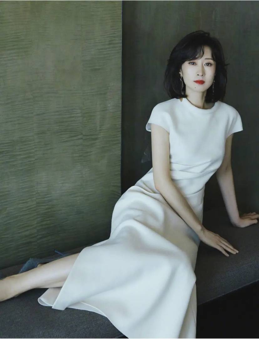 刘敏涛把吊带穿出女王范 微卷发很自然,不愧是"小巩俐