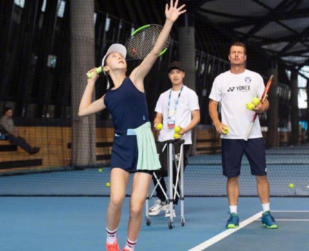 田亮女儿森碟开启"职业网球手"之路,大长腿麒麟臂,运动员风采