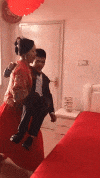 原创搞笑gif段子:编辑大姐,你冤枉后面的大哥了,真不是他动的你