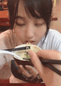 原创搞笑gif段子:(11)妹子的腿上功夫不错,不去蹬三轮,真的是可惜了!