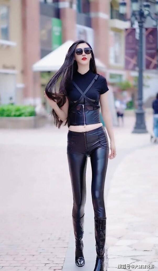 街拍:高冷的小姐姐,上身一件黑色t恤搭皮裤,墨镜长发时尚魅力