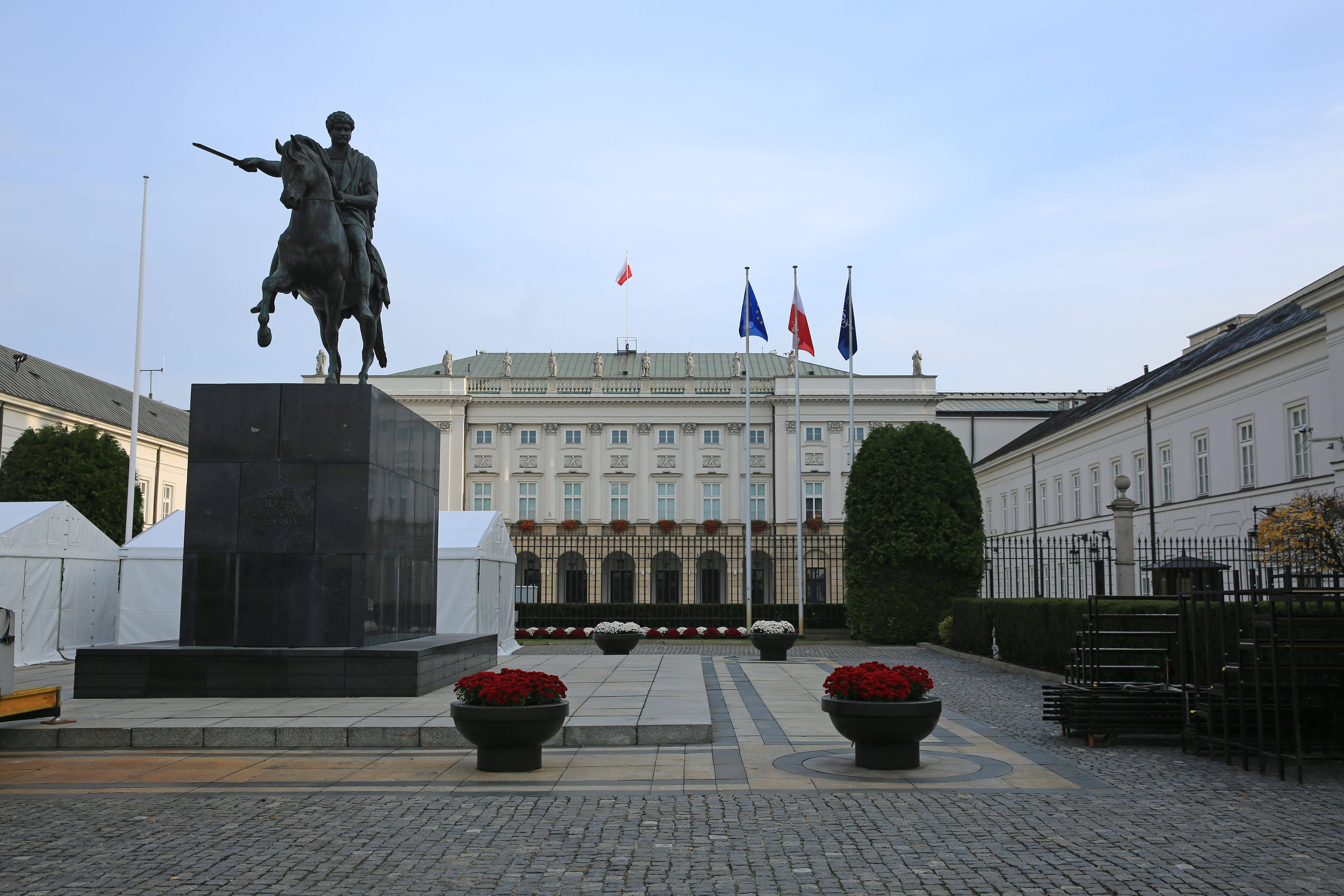 波兰首都华沙,一座座街头雕像就是波兰历史的生动再现