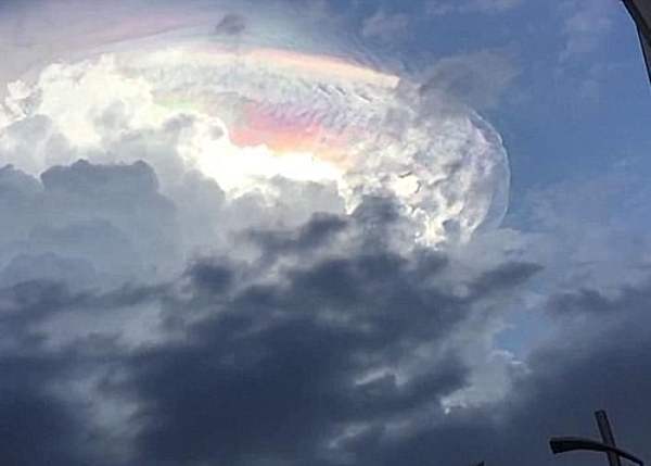 特点|云状UFO有哪些特点？像喷火的积雨云？间接性发出红光？