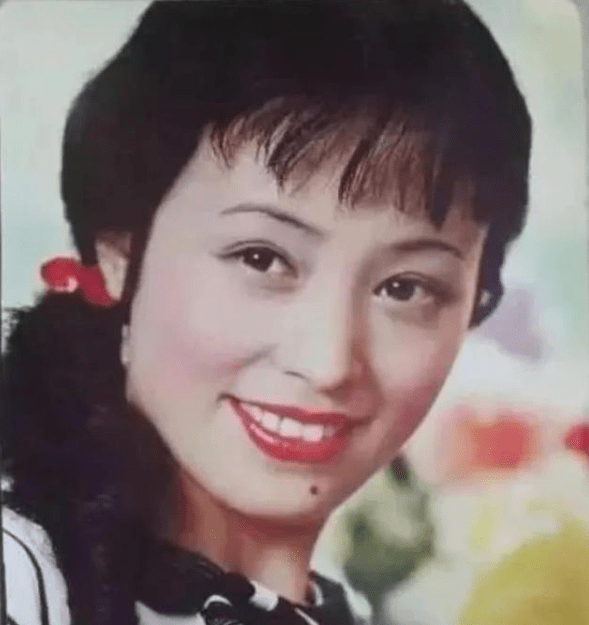 1984年,丈夫骑自行车载着朱明瑛,两人有说有笑去民政局办离婚