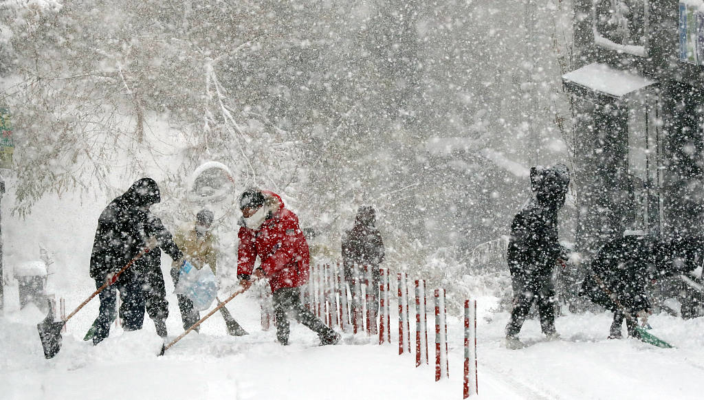 韩国光州迎来大雪天气市民通勤困难