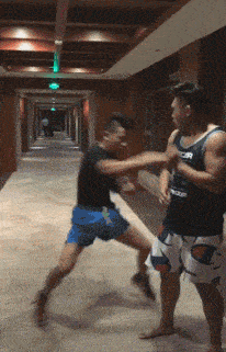 搞笑gif段子:6,花式喝酒的小姐姐今天我给大家表演一个花式喝酒拿起