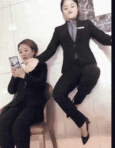 来得及咽下去,怎么会被他吃到最后那块…2,公交汽车上遇见个美女司机