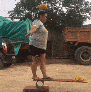 搞笑gif:成龙大哥的招牌动作