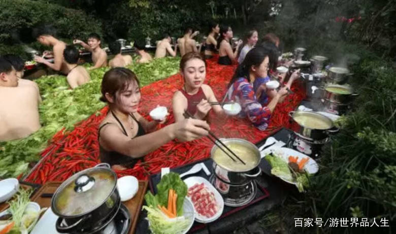 杭州“鸳鸯火锅”温泉池：游客们可以一边泡温泉一边吃火锅