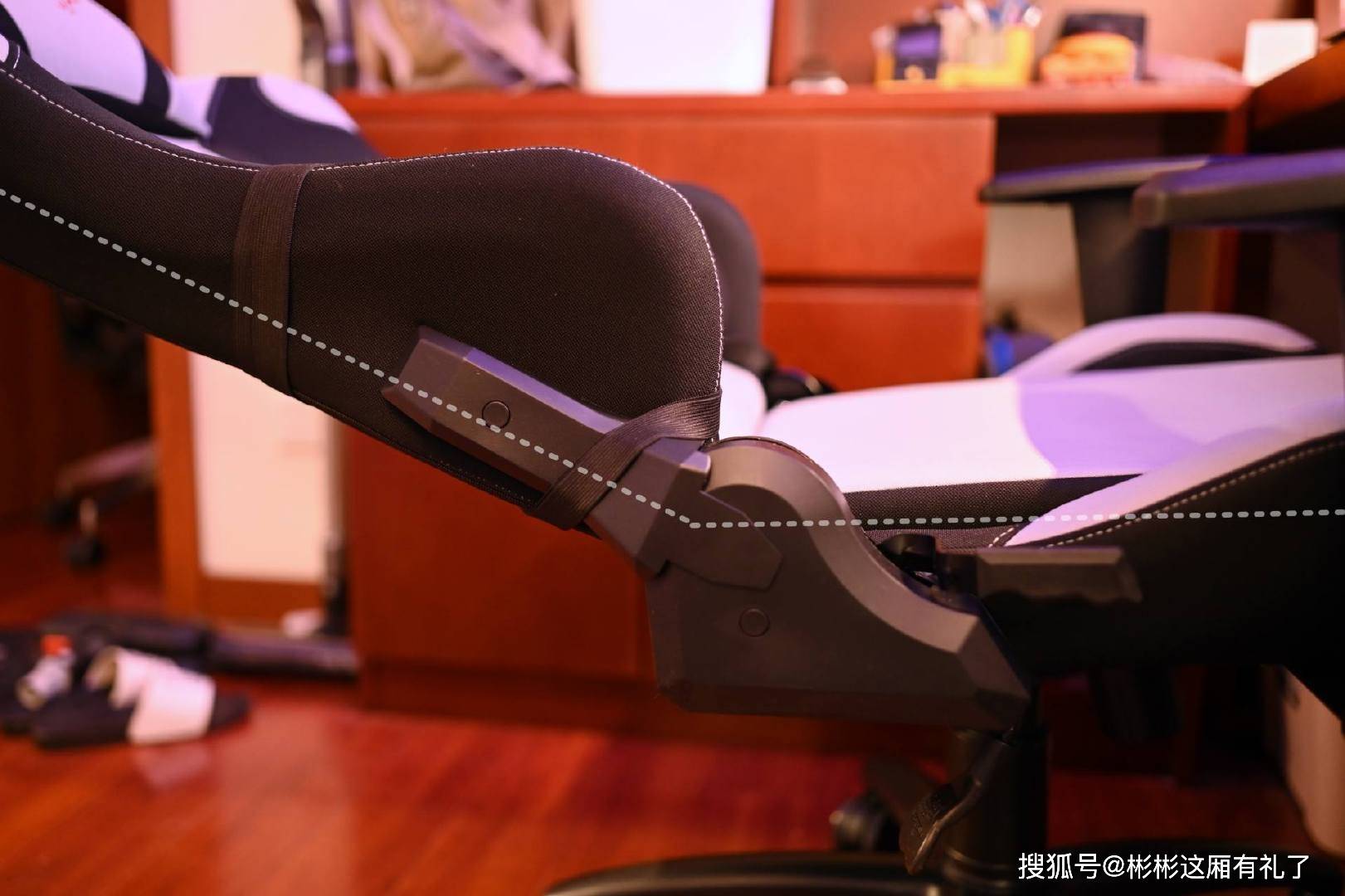 美女坐桌脚放椅子上猜成语_看图猜成语(2)