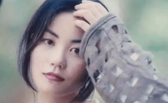 一双大眼睛炯炯有神,非常迷人,有个人看上去就非常青春靓丽.