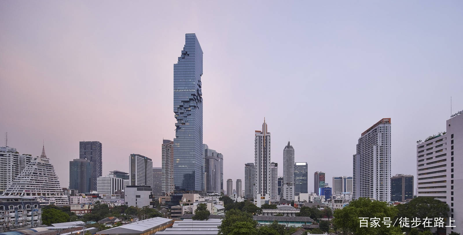 中国的“秋裤大楼”遇上对手了，曼谷的新地标这是被狗啃了吧！