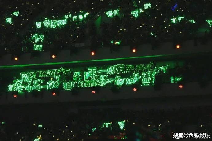 王一博,跨年舞台造型帅炸了,绿海闪亮,永远相随