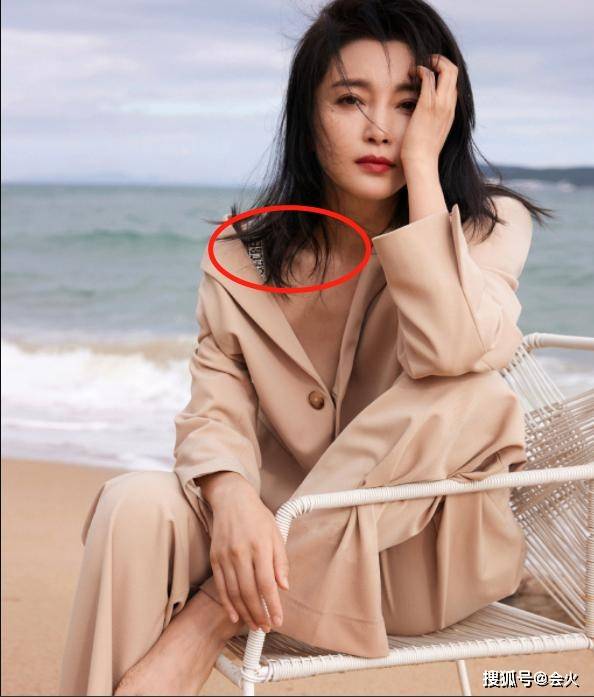 原创李冰冰解扣大秀事业线半遮半露险走光锁骨突出尽显完美身材