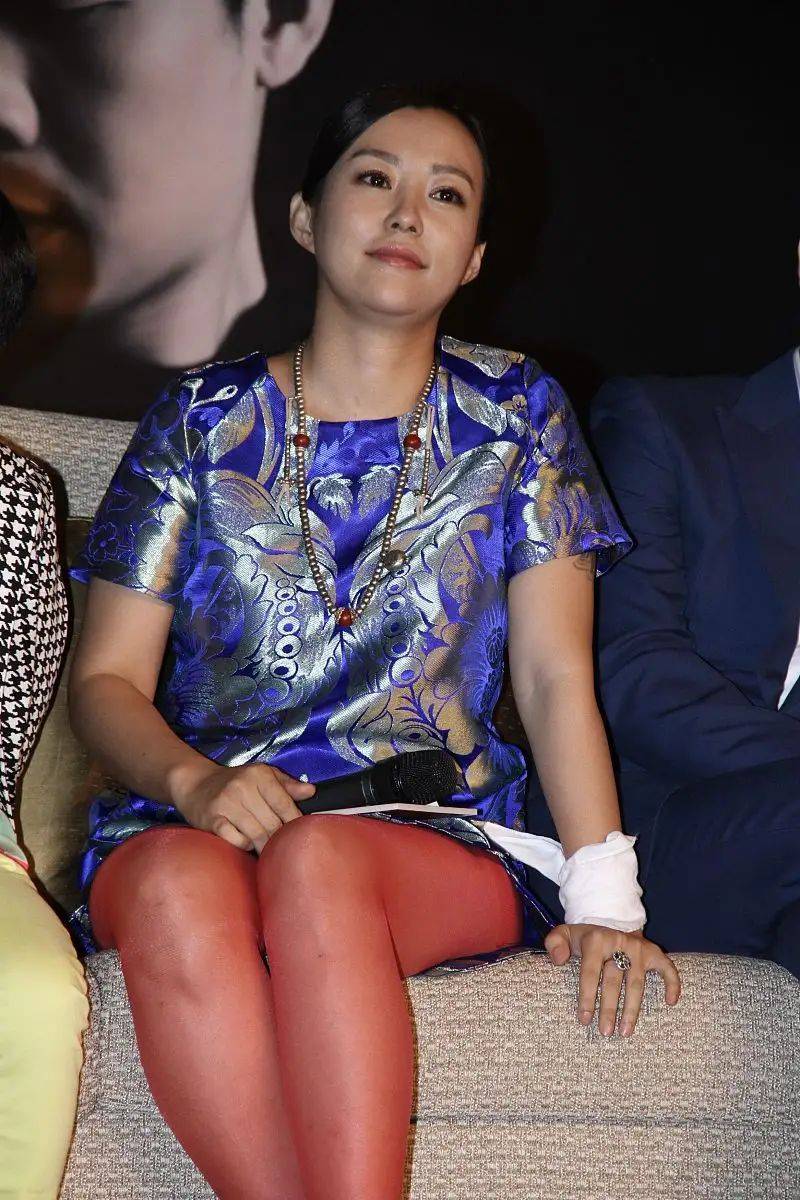 不是胖得人都丑郝蕾穿大红旗袍亮相照样有中年女性的优雅感