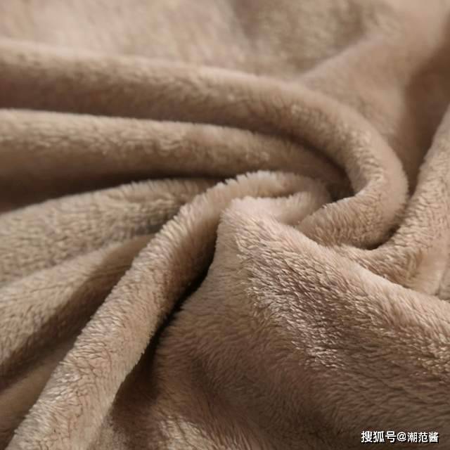 毛绒材质可以分为人造纤维和天然纤维,天然纤维一般有羊绒(绵羊绒,山