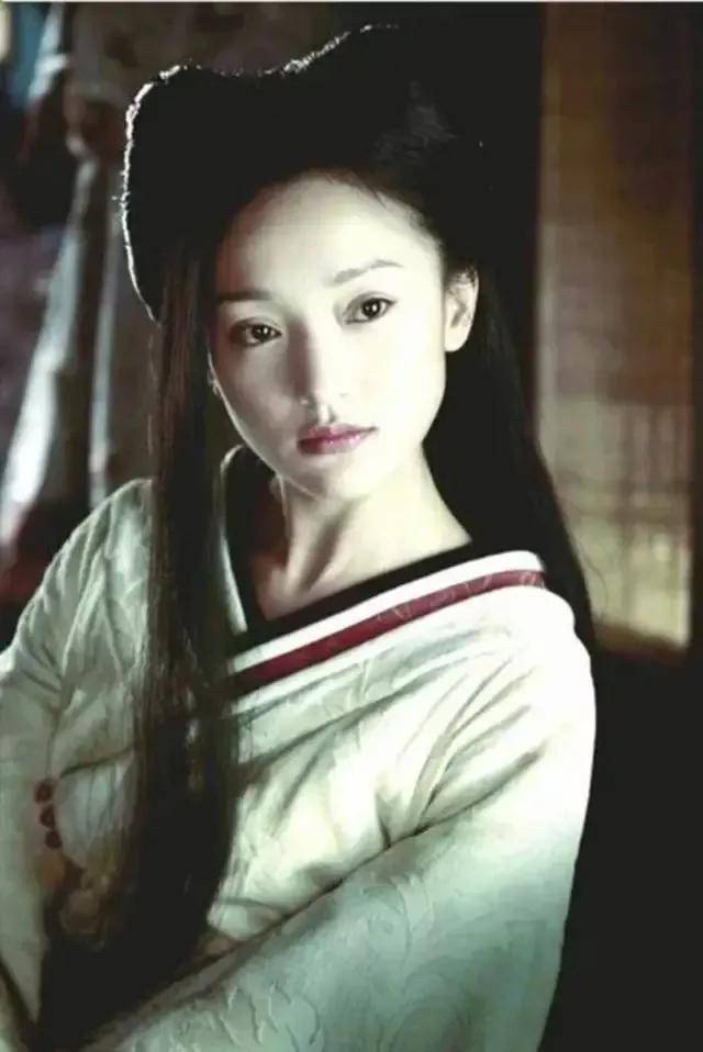 46岁周迅欣赏年轻时美照,称自己怎么那么美,网友从小美到大
