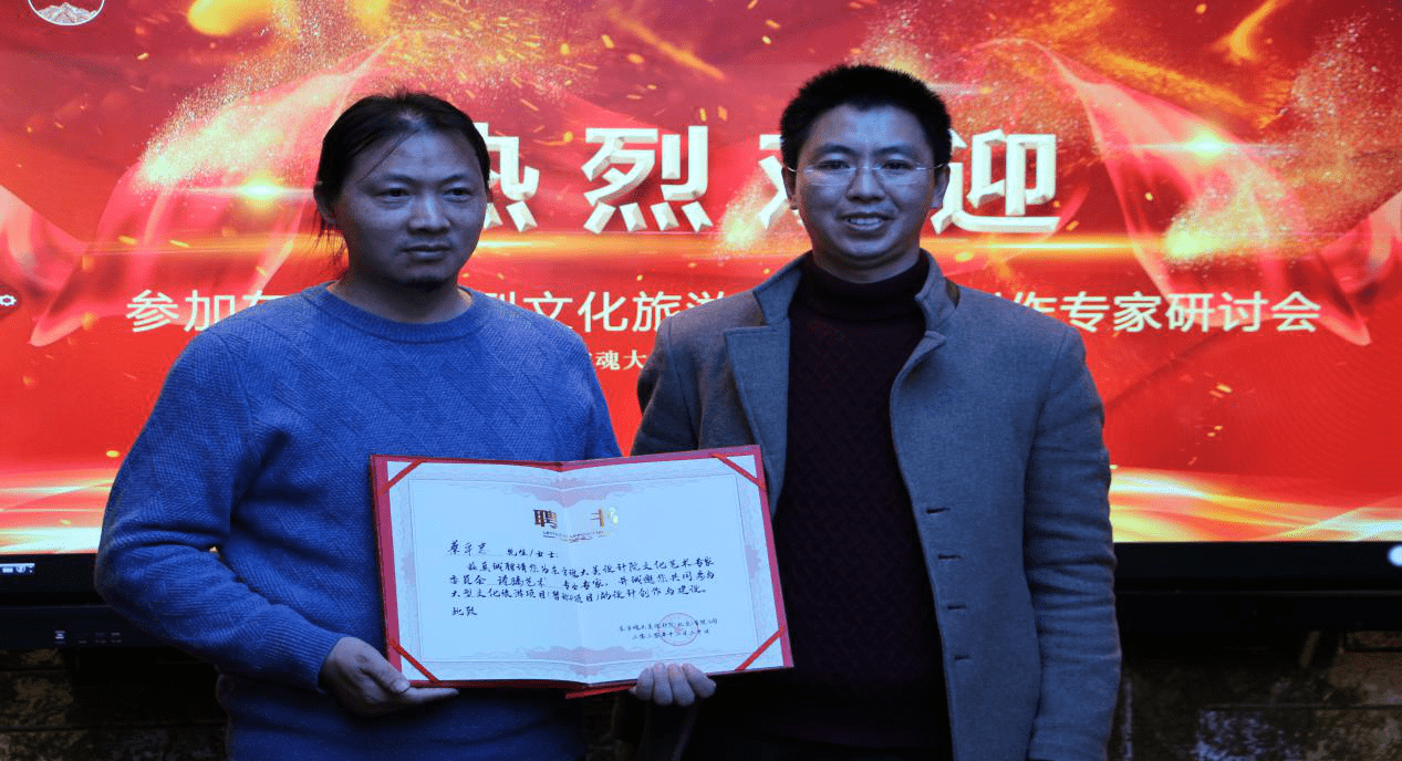 (东方魂联合创始人何宗举为琉璃艺术家蔡平忠颁发聘书)这是东方魂