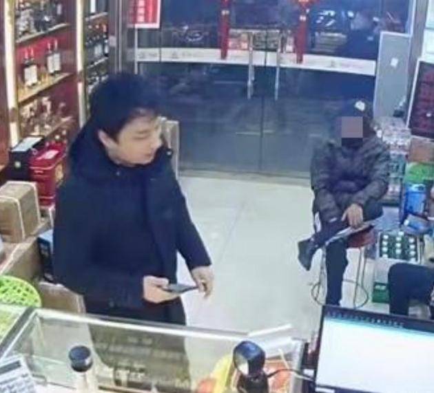 王思聪带4美女吃路边摊,头发成鸟窝,寒风中大