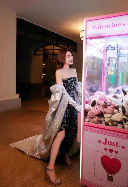 张雨绮真是人间尤物!新大片穿紧身露脐装大秀沙漏身材