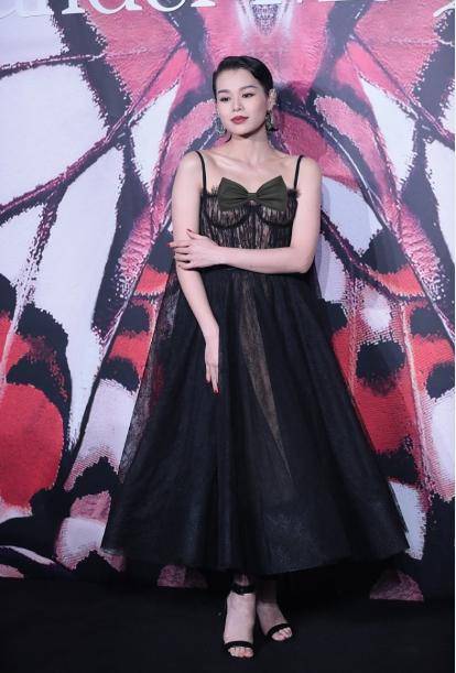 胡杏儿衣品是真好,穿吊带蕾丝裙女人味十足,就是肩膀