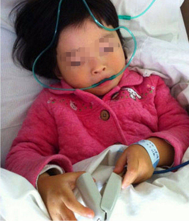 原创四岁小女孩肚子痛去医院检查,医生取出一物,奶奶跪地扇自己耳光