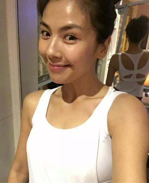 健身女星教科书式自拍,看看哪个素颜更美