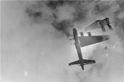 大量军机在被打的千疮百孔的时候仍然能返航,可一旦引擎受损,十有八