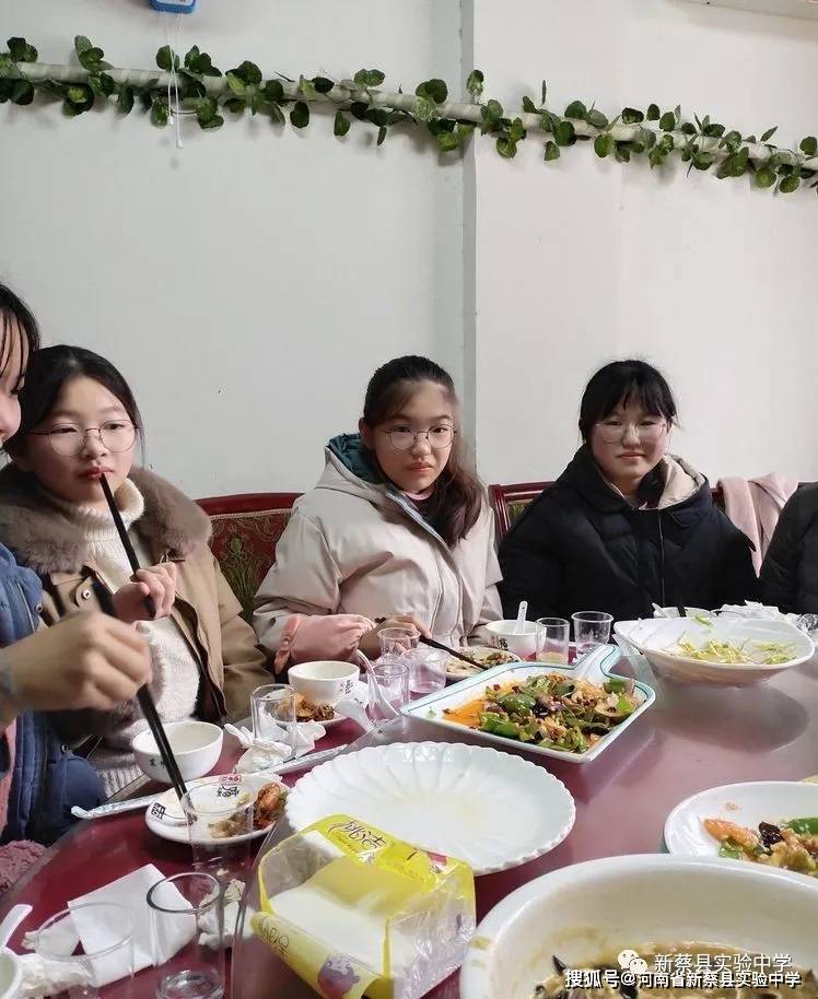 年级学生赵悦清,苏雯雯,赵颖芝,李广云,刘婉怡,王宇浩,陈恒恒,路雅茹